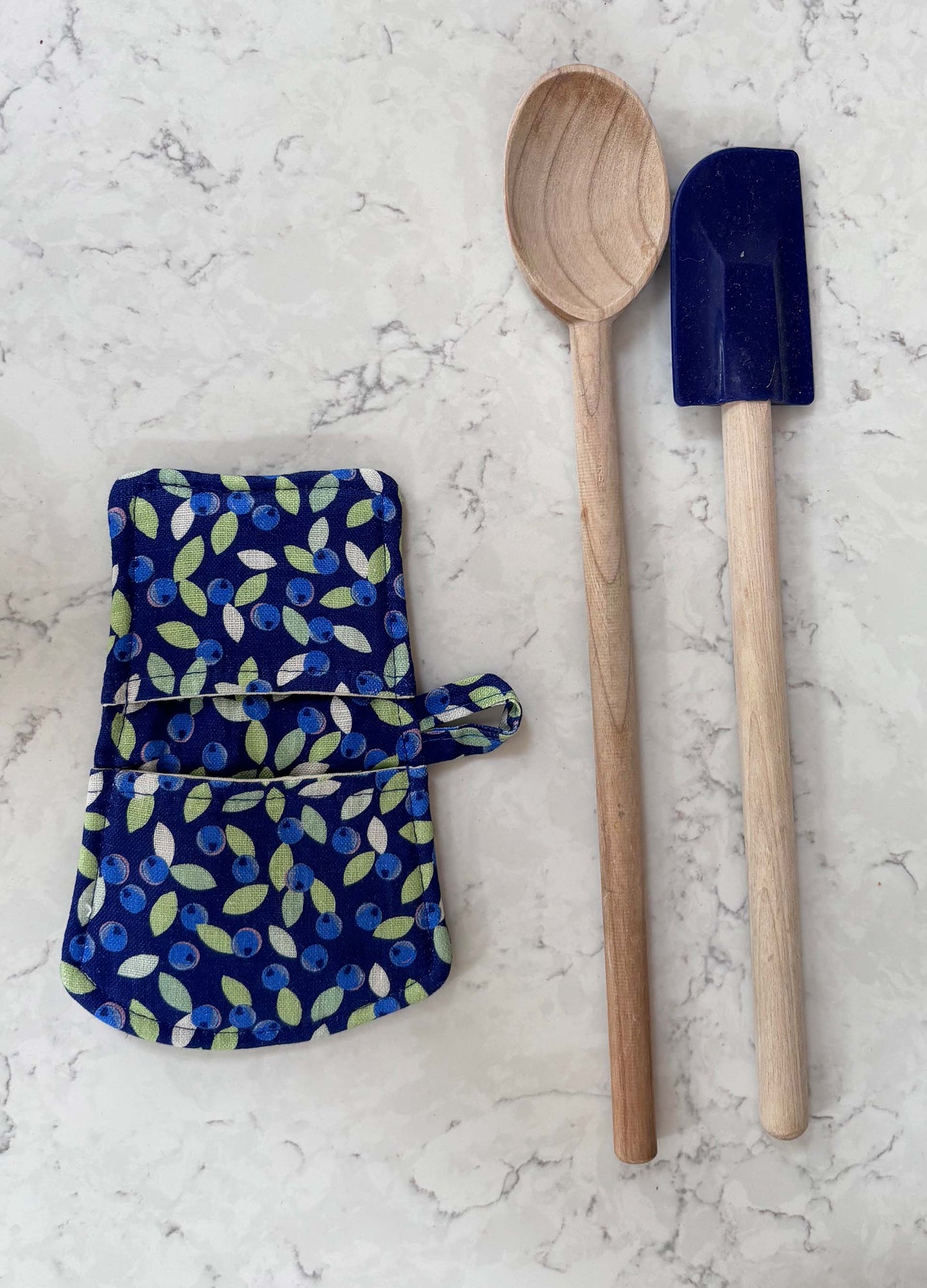 Be Wild blueberry fingertip mini-mitt in 100% linen. Grab hot dishes or hot lids with no worry.