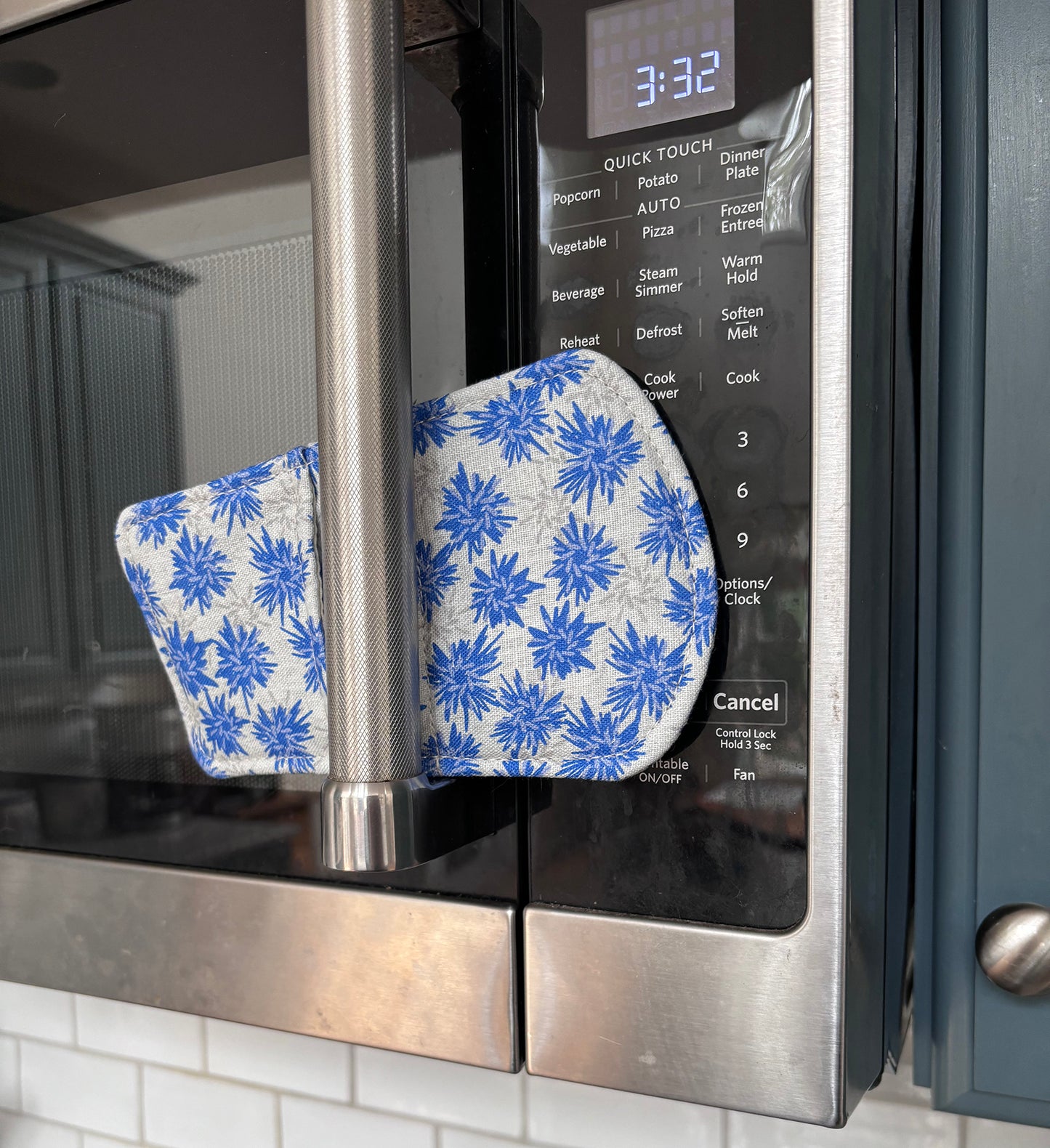 Rukki Fields cheery cornflowers fingertip mini-mitt in 100% linen. Grab hot dishes or hot lids with no worry.