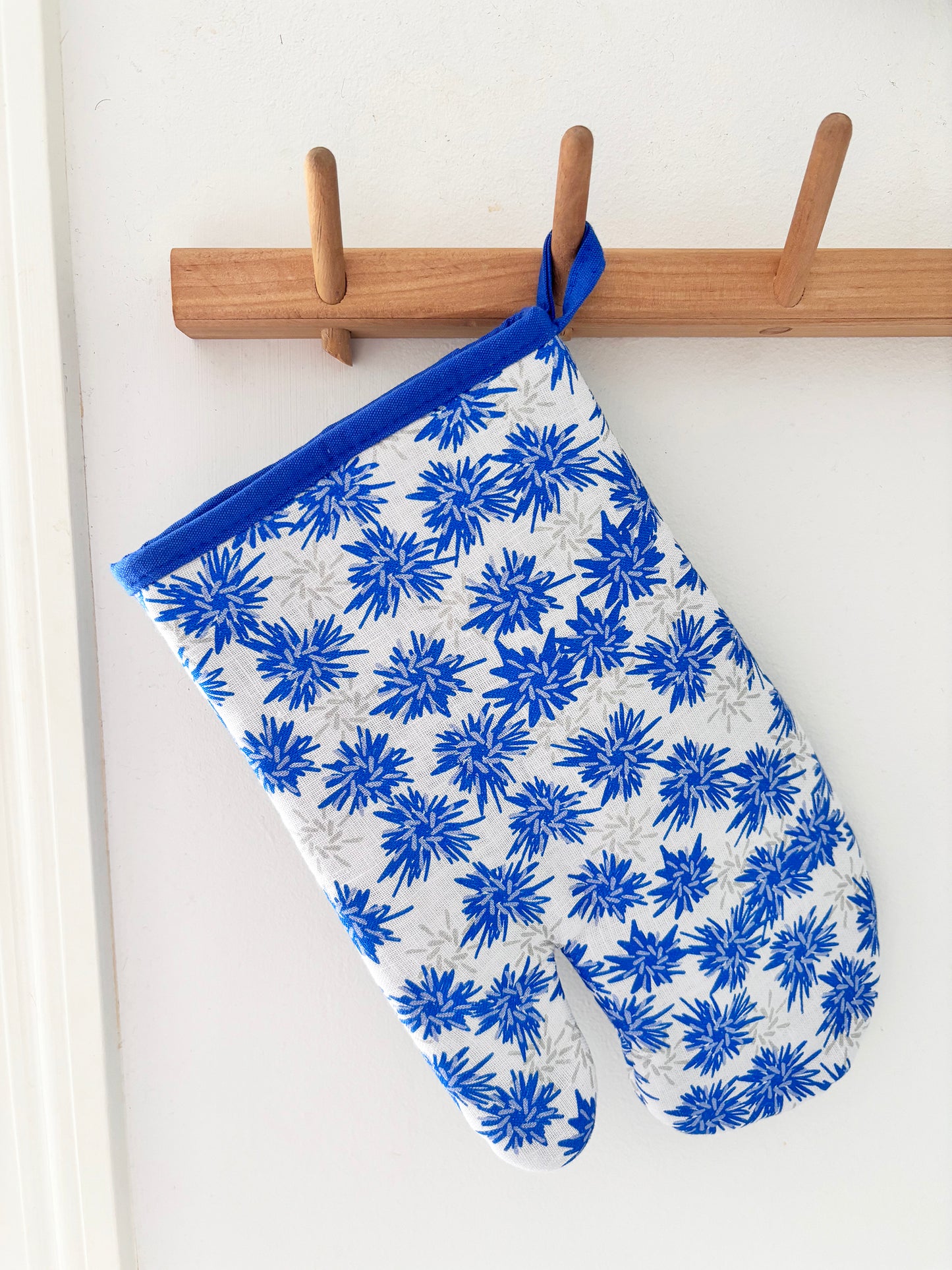 Rukki Fields of cornflower pattern 100% linen oven mitt will brighten up any kitchen!