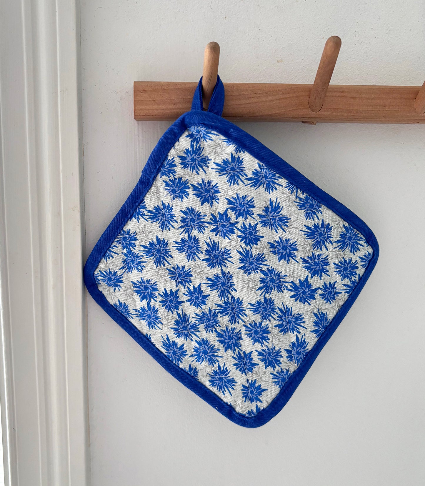 Rukki Fields of bright cheery windswept cornflowers cover this 100% linen potholder