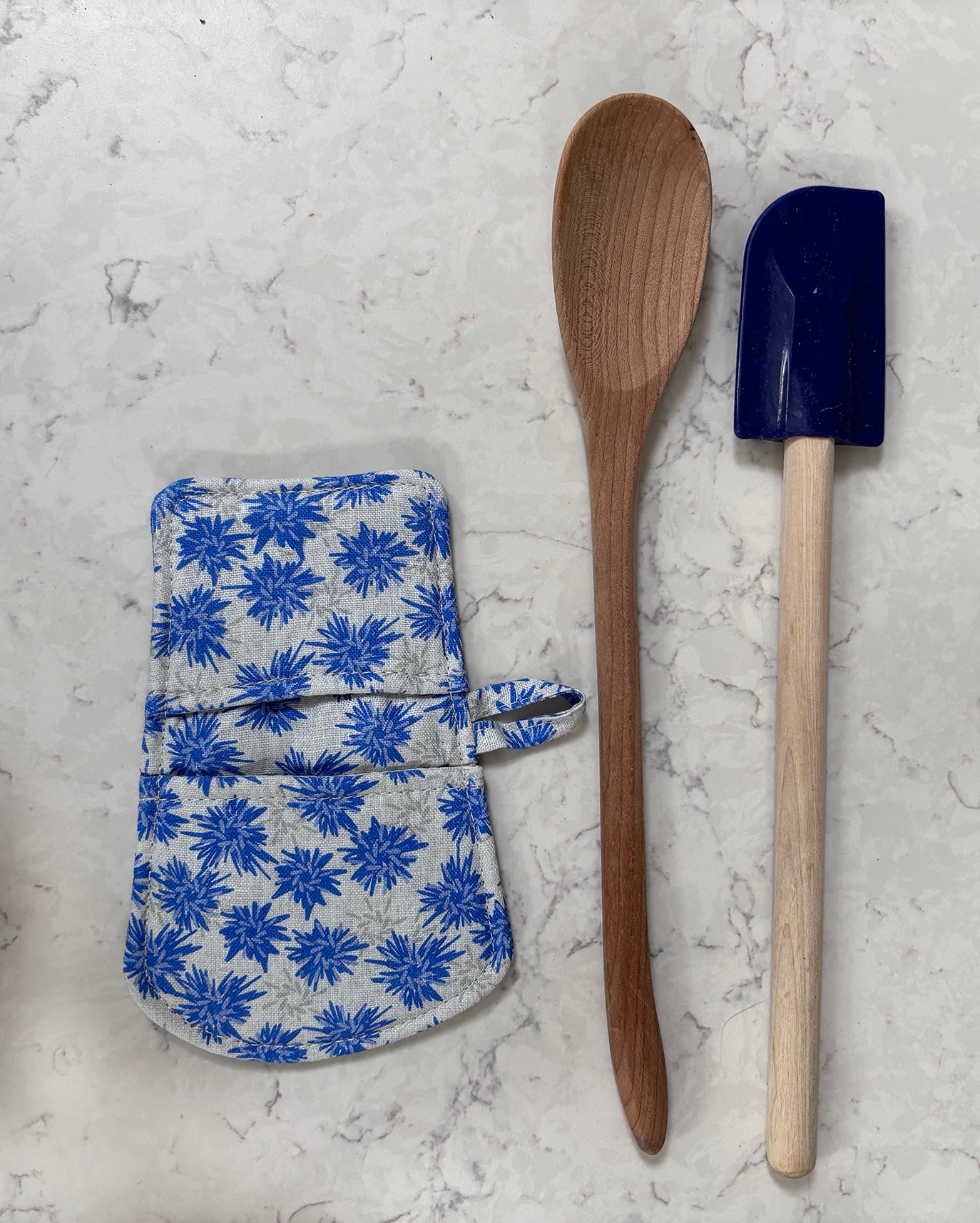 Rukki Fields cheery cornflowers fingertip mini-mitt in 100% linen. Grab hot dishes or hot lids with no worry.