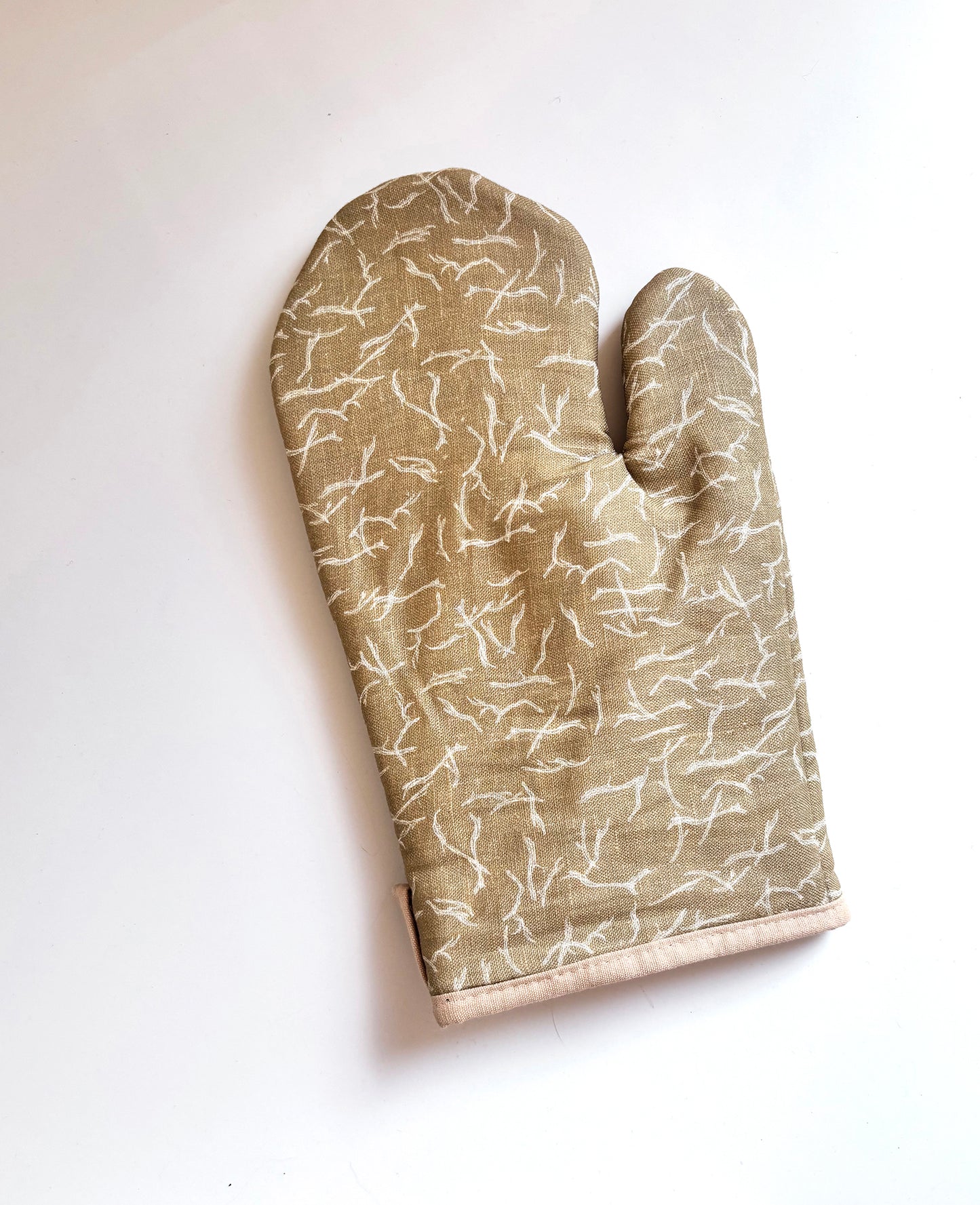 Driftwood 100% linen oven mitt celebrates the subtle beauty of nature.