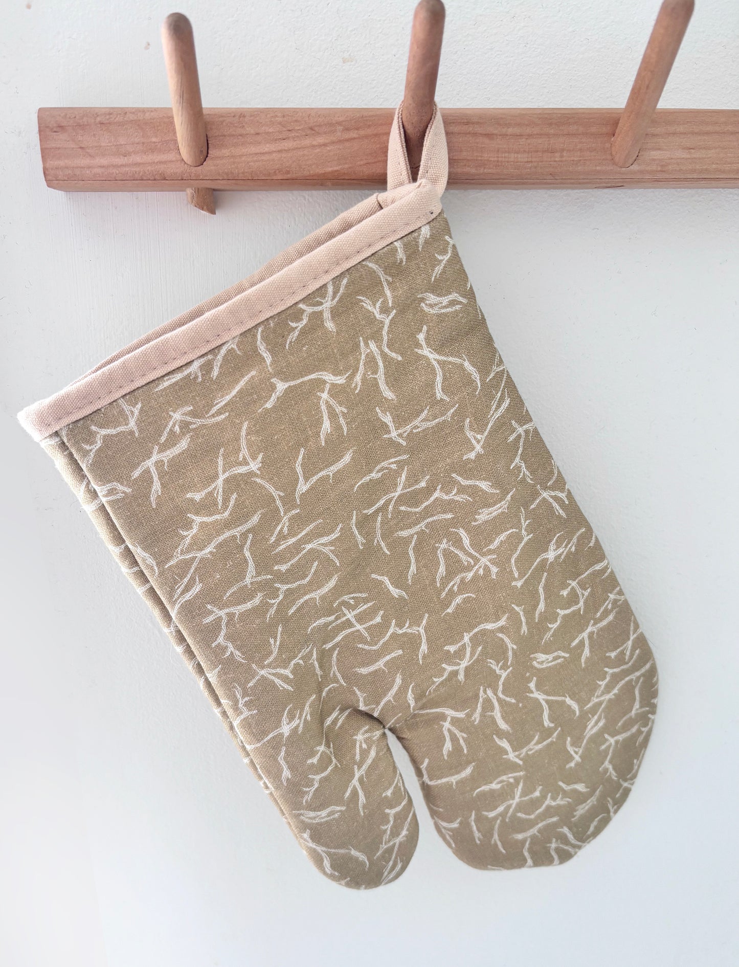 Driftwood 100% linen oven mitt celebrates the subtle beauty of nature.