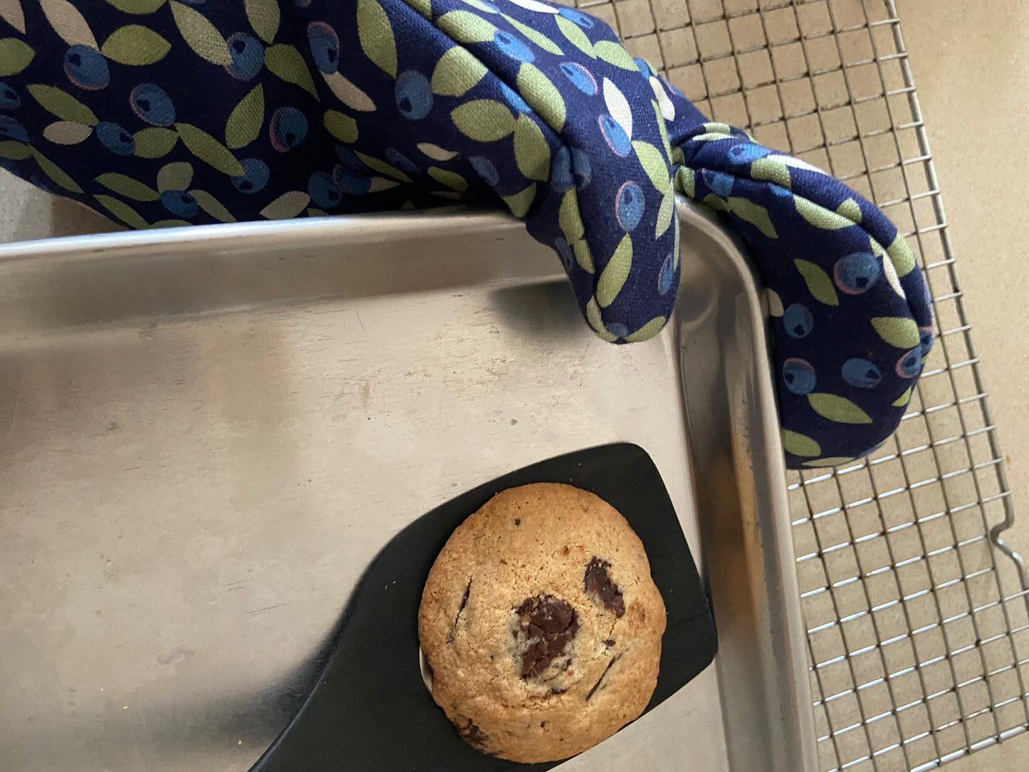 Brighten up any kitchen with a wild blueberry linen oven mitt! Perfect hostess housewarming gift | Mother’s Day | A unique and useful gift