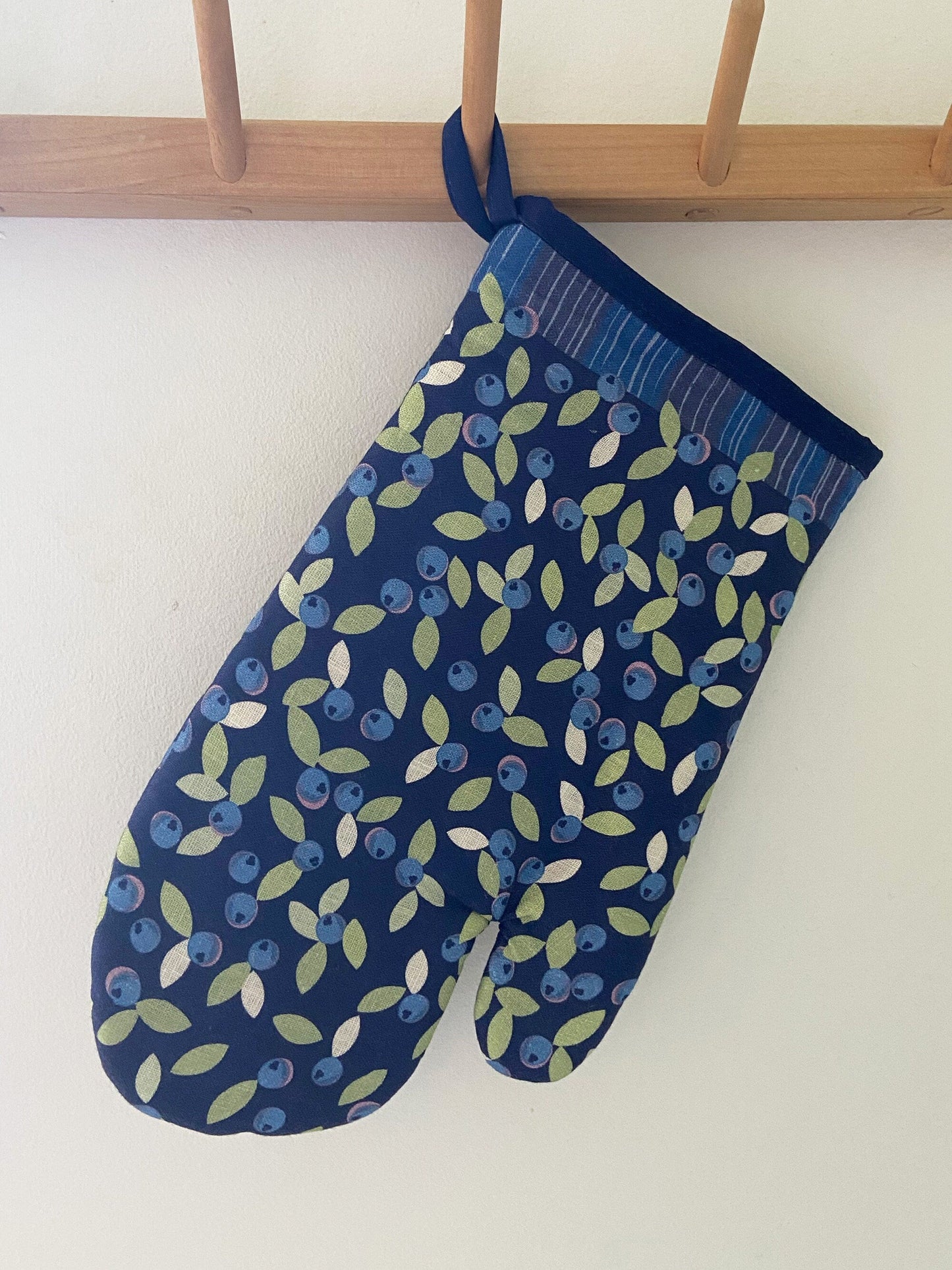 Brighten up any kitchen with a wild blueberry linen oven mitt! Perfect hostess housewarming gift | Mother’s Day | A unique and useful gift